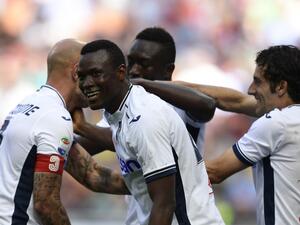 لاعبو إيمبولي يحتفلون بهدف تيام (وسط)