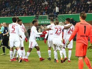 لاعبو بايرن يحتفلون بهدف توليسو (الثاني من اليمين)