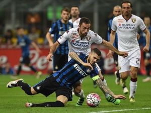 صراع على الكرة بين مولينارو وإيكاردي