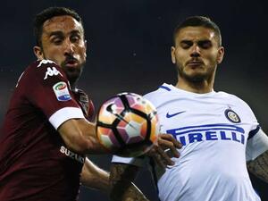 صراع على الكرة بين ماورو إيكاردي (يمين) و