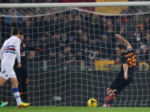 توروسيديس (يمين) يسجل هدف المباراة الوحيد