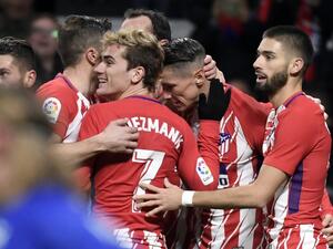 لاعبو أتلتيكو يحتفلون بهدف توريس (وسط)