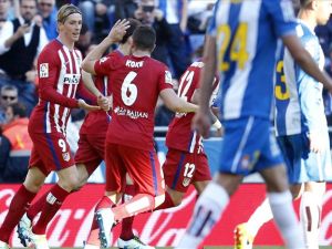 كوكي (وسط) يهنىء توريس (يسار) بهدفه