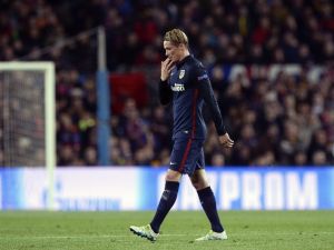 توريس يغادر الملعب بعد طرده