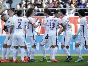 لاعبو الباريسي يحتفلون خلال المباراة