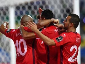 لاعبو تونس يحتفلون بالهدف الرابع