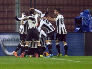 لاعبو أودينيزي يحتفلون بهدف مايكوسويل