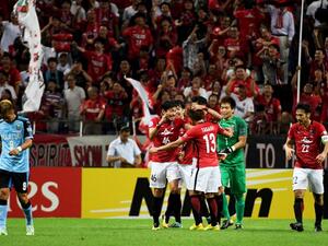 لاعبو أوراوا يحتفلون بالفوز الكبير