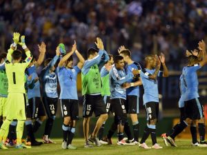 لاعبو أوروغواي يحييون الجماهير بعد انتهاء المباراة