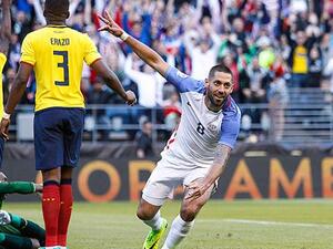 ديمبسي يحتفل بهدفه