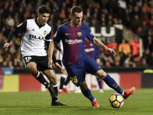 فيرمايلين (يمين) خلال لقاء برشلونة وفالنسيا