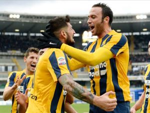 لاعبو فيرونا يحتفلون خلال المباراة