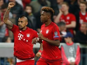 فيدال (يسار) يحتفل بهدفه رفقة زميله دافيد آلابا