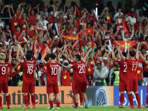 لاعبو فيتنام يحتفلون بالفوز