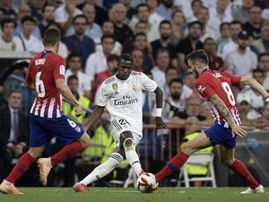 فينيسيوس جونيور (وسط) خلال لقاء الديربي