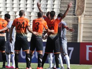 لاعبو الوحدة يحتفلون بأحد الأهداف