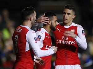 لاعبو آرسنال يحتفلون بهدف والكوت (وسط) وهو الهدف الـ 100 له مع آرسنال