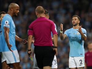 ووكر (يمين) يتلقى الطرد