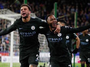 ستيرلينغ (يمين) يحتفل بهدفه رفقة كايل ووكر