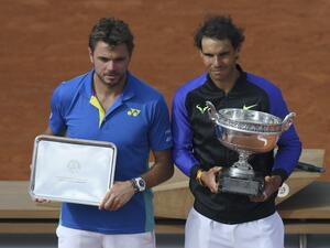 نادال (يمين) وفافرينكا يرفعان جائزتي البطولة