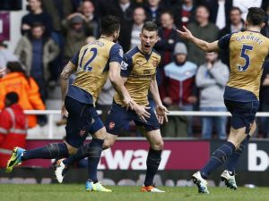 كوسييلني (وسط) يحتفل بهدفه