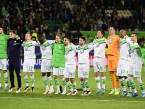 لاعبو فولفسبورغ يحتفلون بالفوز ذهاباً