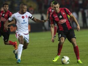 Wydad Casablanca's Brahim Nakach (white) vies for the ball with the USM Alger's Oussama Darfalou during the CAF Campions league semi-final on October 21, 2017, at Mohamed VI Stdaium in Casablanca.
FADEL SENNA / AFP