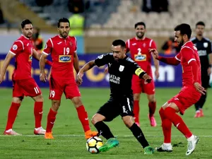 تشافي هيرنانديز نجم وقائد السد خلال المباراة