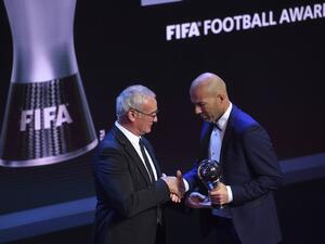 Real Madrid's French coach Zinedine Zidane (R) shakes hands with Italian manager of Nantes, Claudio Ranieri after winning The Best FIFA Men's Coach of 2017 Award during The Best FIFA Football Awards ceremony, on October 23, 2017 in London.
Ben STANSALL / AFP