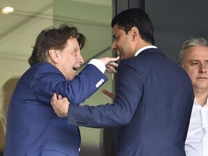 زاهافي (يسار) وناصر الخليفي رئيس نادي باريس سان جيرمان خلال مراسم تقديم نيمار دا سيلفا في ملعب بارك دو برانس في أغسطس الماضي