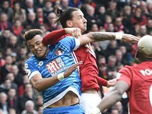 إبراهيموفيتش يعتدي بكوعه على مينغس