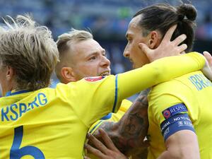 لاعبو السويد يحتفلون بهدف إبراهيموفيتش (يمين)