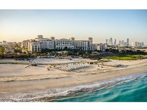  يُعدّ المنتجع الخيار المثالي لمحبي الرياضات المائية، حيث يحتضن كل ركن من شاطئه تجربة مذهلة تلبّي رغبات ضيوفه وزواره.