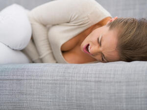 عشبة المريمية معروفة بقدرتها الفعالة على تسكين الألام المعوية