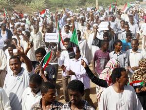  المعارضة نجحت في تنظيم احتجاجات سلمية بالخرطوم وأم درمان 