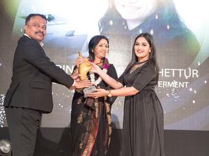 Sudhakar Rao, Presenting Award to Bindu Chettur1