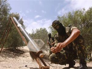 مقاتل من الجهاد الاسلامي في تدريب على اطلاق الصواريخ بخان يونس/غزة/أ.ف.ب