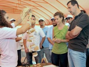 الاسد وقرينته في جولة على مخيمات الشباب- ارشيف