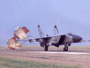 الطائرة فر بها قائدها العقيد الطيار حسن مرعي الحمادي