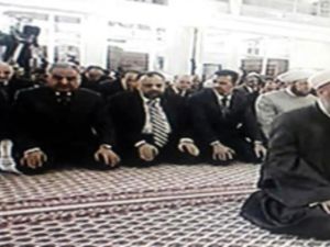 الاسد في "احد بيوت الله" ينهي السلاة قبل الامام 