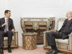 الاسد مستقبلا جنبلاط في قصر الشعب