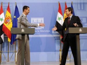 رئيس الوزراء الاسباني خوسيه لويس ثاباتيرو (يمين) مع الرئيس السوري بشار الاسد خلال مؤتمر صحافي مشترك في مدريد