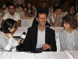 بشار الاسد وعقيلته الى يساره خلال حضورهما معسكرا لذوي الاحتياجات الخاصة في دمشق