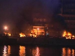 النيران تشتعل في مركبات فوق جسر بالقاهرة