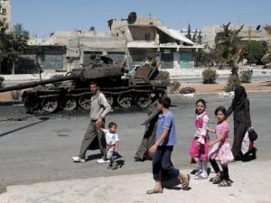 عائلة سورية تفر من مناطق الاشتباكات/أ.ف.ب