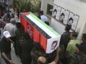 رجال امن فلسطينيون يحملون نعش ابو زنط