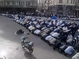 متظاهرون يصلون صلاة الجمعة في شوارع حمص