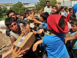 اطفال سوريون يتلقون مساعدات غذائية/أ.ف.ب