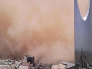 مشهد من العاصفة الترابية التي ضربت الرياض مشهد من العاصفة الترابية التي ضربت الرياض