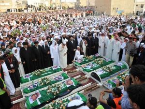 People attend the funeral of eight Shiite worshippers gunned down during an attack on an Ashura commemoration event in Saudi Arabia, November 2014.  (AFP/File)